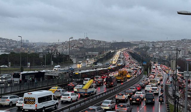 Hafta bitiyor İstanbul'da trafik zinciri bitmiyor: Yoğunluk yüzde 76’ya çıktı