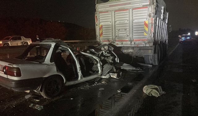 Kamyon ile otomobilin çarpıştı: Aynı aileden 3 kişi öldü