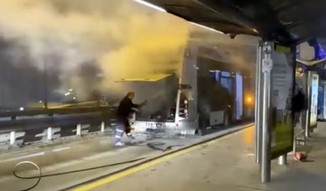 Edirnekapı’da metrobüsteki yangın paniğe neden oldu