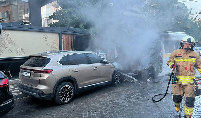 Manisa'da öğrenci servisi alev aldı: Dehşet anları kamerada