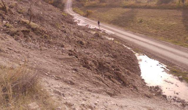 Ankara'da toprak kayması: Yol trafiğe kapatıldı