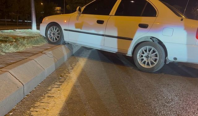 Seyir halindeyken uyuyan sürücü, kaza sonrası da uyumaya devam etti