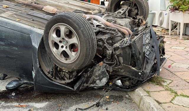 Sakarya'da feci kaza! Alt sokağa düşüp takla atan araçtan burnu bile kanamadan çıktı