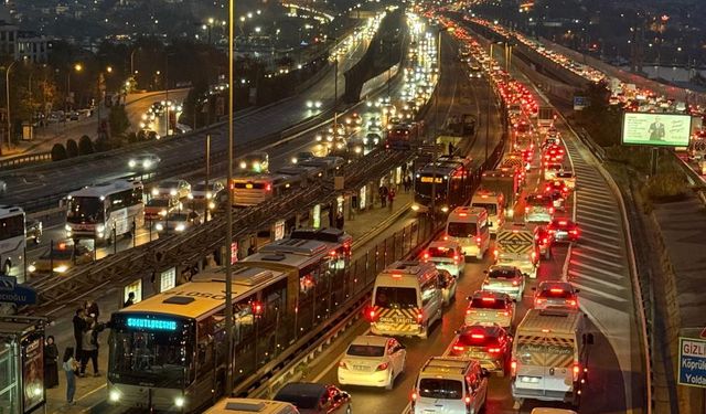 İstanbul'da ara tatil yoğunluğu: Trafik yüzde 85'e ulaştı