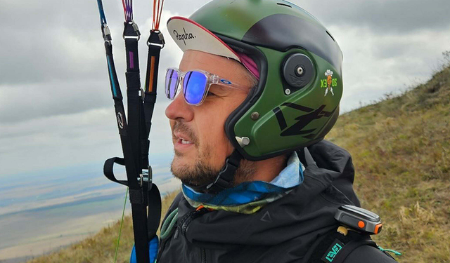 Yamaç paraşütü pilotu kayalıklara düştü