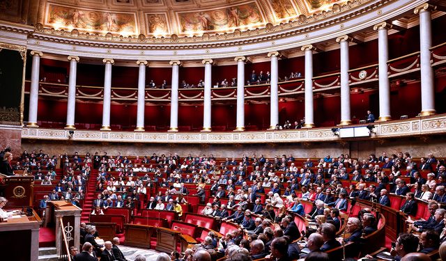 Fransa’da emeklilik yaşı ile ilgili reform askıya alındı