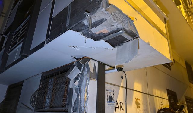 Sokağa dalan vinç binaya çarptı: Mahalleli sokağa döküldü