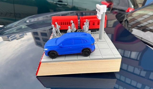 Almanya'da TOGG'un teslim törenine damga vuran hediye