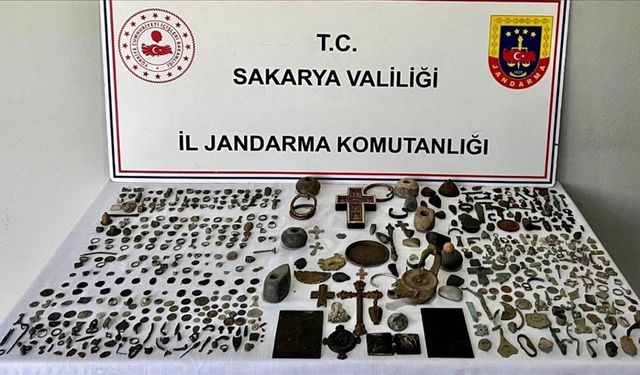 Sakarya'da kaçakçılara baskın! 589 eser ele geçirildi
