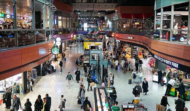 İstanbul'a nüfusun 7 katı yolcu geldi