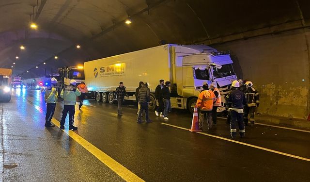 Anadolu Otoyolu'nun Kocaeli kesiminde kaza meydana geldi: Ulaşım aksadı