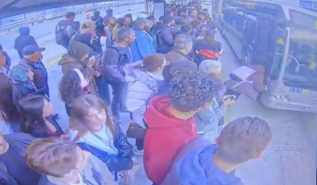 Metrobüs durağında feci kaza: Baygınlık geçiren kız metrobüsün önüne düştü