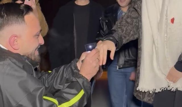 Önce "kaza yaptım" diye korkuttu, yanına gelen sevgilisine evlilik teklifi etti