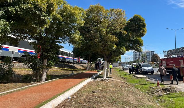 Torununu trenin altında kalmaktan kurtaran kadın hayatını kaybetti!