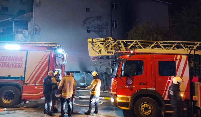 Sultanbeyli'de korkutan yangın: 4 araç küle döndü