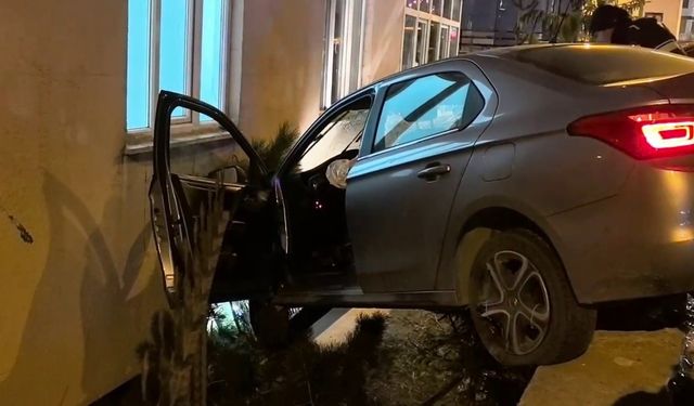 Erzurum'da ilginç kaza: Otomobil duvarda asılı kaldı!