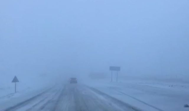 Ardahan’da kar yağışı hayatı olumsuz etkiledi: Ulaşım aksadı