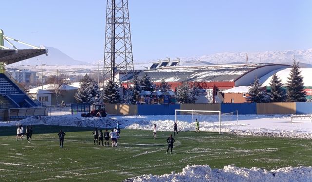 Ağrı’da dondurucu soğuk ve kara rağmen futbol coşkusu