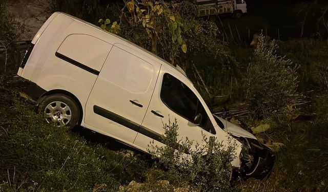 Alanya'da trafik kazası: Kamyonet şarampole devrildi