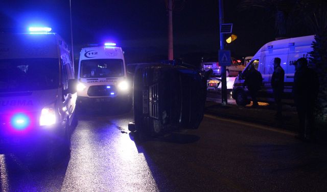 Otomobille çarpışan ticari araç yan yattı: 7 yaralı