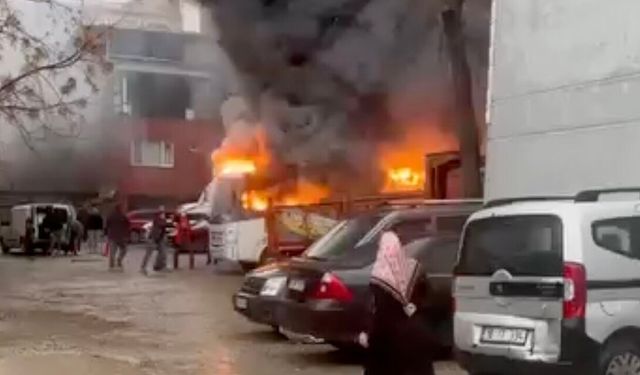 Park halindeki midibüste çıkan yangın otomobile sıçradı