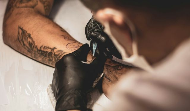 Dövmeler cilt kanserini artırıyor mu? Bulgular endişe verici!