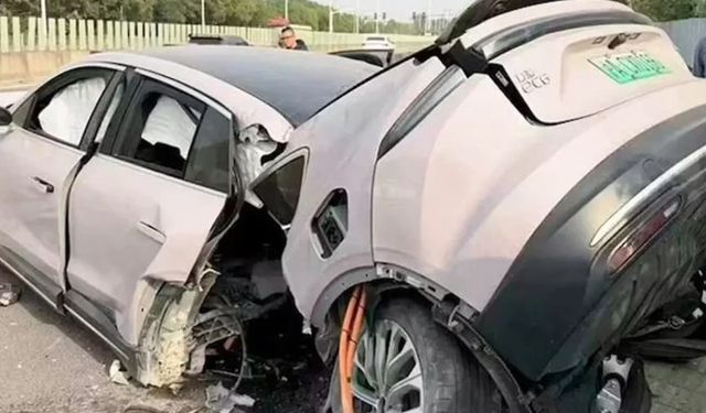 Çinli devin elektrikli aracı kazada ikiye bölündü