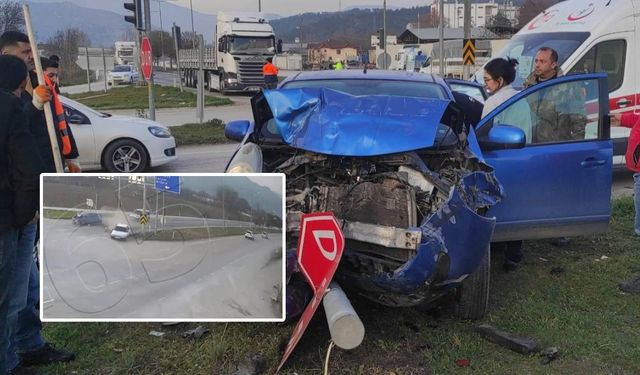 Kırmızı ışıkta duran arabaya çarptı: Kaza anları kamerada!