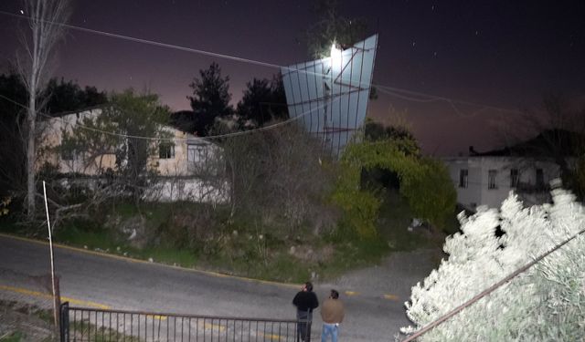 Mersin'i fırtına vurdu: Çatılar uçtu, asırlık ağaç yıkıldı