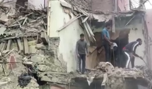 Mısır'da 5 katlı bina çöktü: 8 kişi hayatını kaybetti