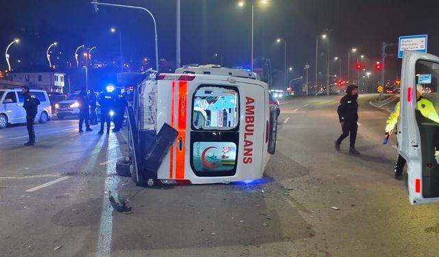 Otomobille çarpışan ambulans devrildi