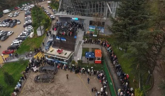 Uludağ'da teleferik kuyruğu