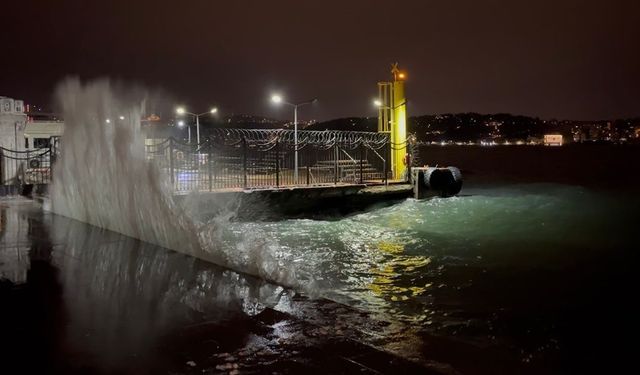 Rüzgar İstanbul’u sarstı: Sahillerde hayat dalgalarla mücadeleye döndü