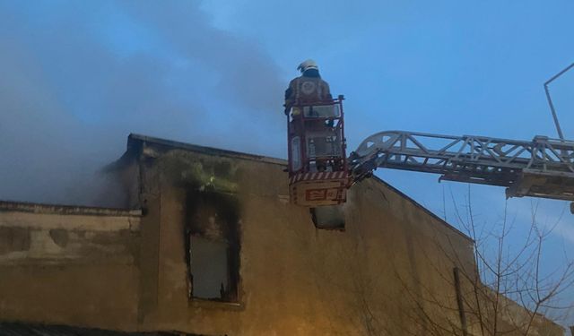 Manisa'da mobilya atölyesinde korkutan yangın!