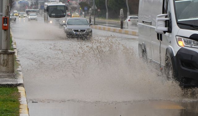 Edirne'de sağanak! Caddeler göle döndü
