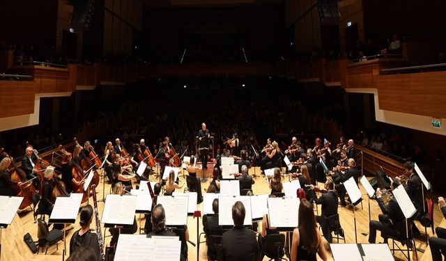 İzmir'de unutulmaz konser: İki büyük yetenek aynı sahnede