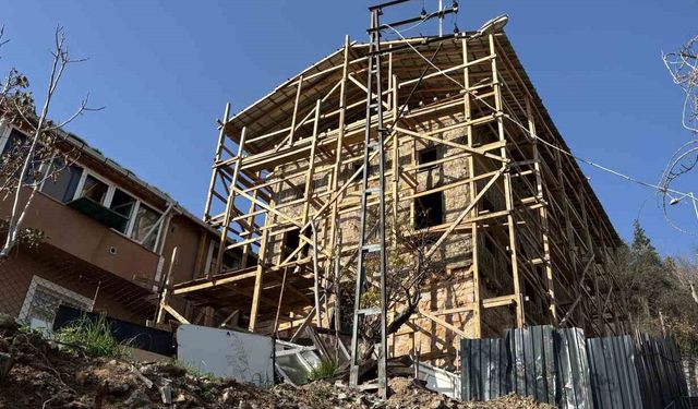 Depremde ağır hasar almıştı: 169 yıllık tarihi cami yeniden ibadete hazırlanıyor