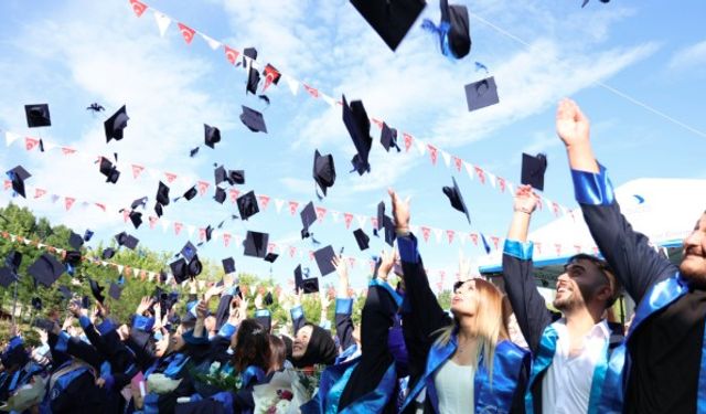 YÖK'ten yeni düzenleme! Üniversite eğitimi 3 yıla, tatil 1 aya düşüyor