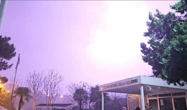 İstanbul'da geceyi şimşekler aydınlattı