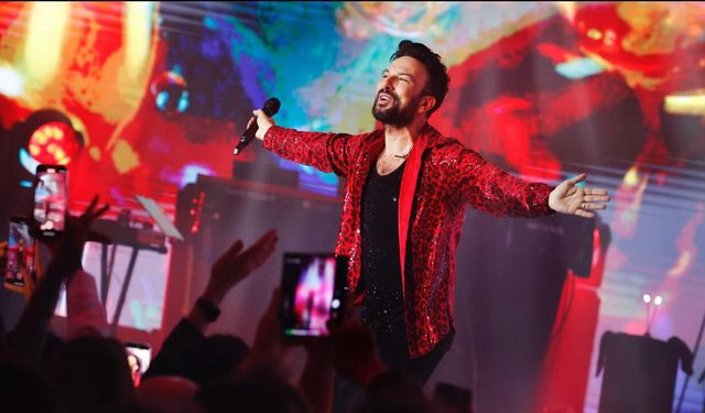 Tarkan sahnede o ismi görünce dayanamadı: İşte herkesi duygulandıran o sözler