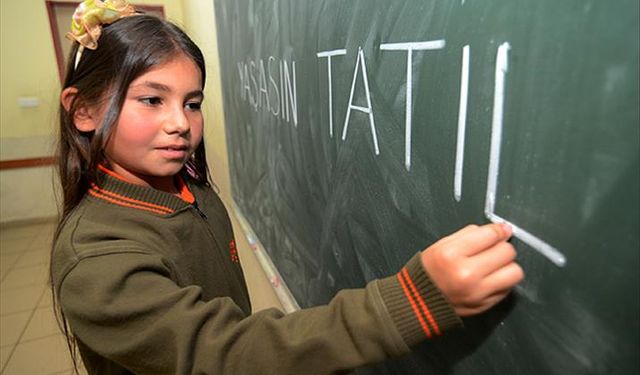 Okullarda yarıyıl tatili başlıyor: Yaklaşık 18 milyon öğrenci yarın karne alacak