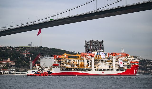 Yıldırım sondaj gemisi Karadeniz yolcusu! İstanbul Boğazı'ndan dev geçiş
