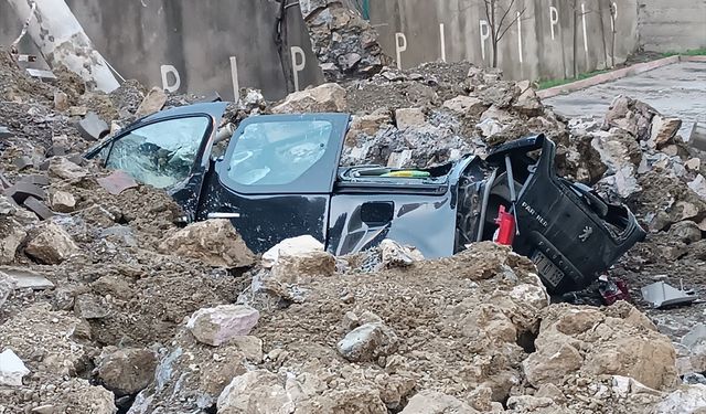 Tosya’da 7 otomobil çöken istinat duvarının altında kaldı