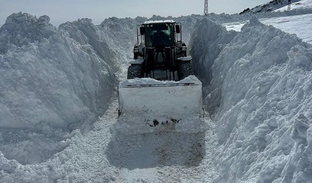 Hakkari'de kardan kapanan iki üs bölgesinin yolu ulaşıma açıldı