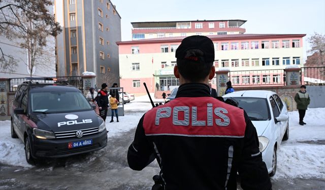 Ağrı polisinden öğrencilere tam koruma