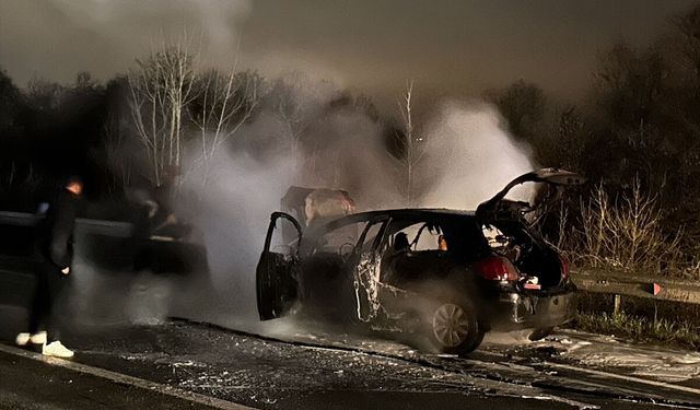 Sakarya'da yangın çıkan otomobil kullanılamaz hale geldi