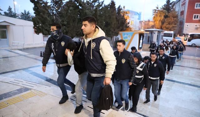 Altınlar, silahlar, dolarlar... Fuhuş evlerinden cephanelik çıktı