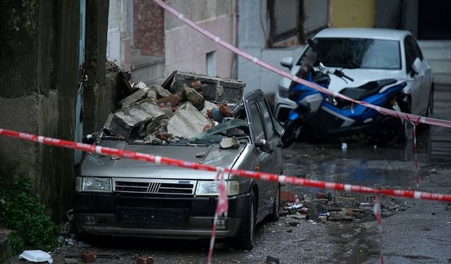 1 yıldır alıcı bekleyen otomobilin üstüne balkon devrildi!
