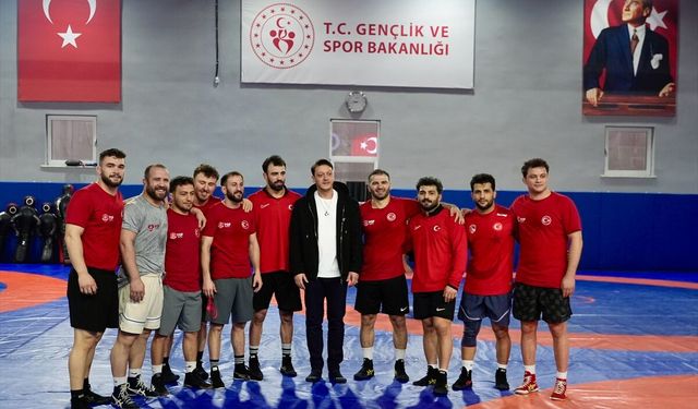 Mesut Özil, A Milli Güreş Takımı kampını ziyaret etti