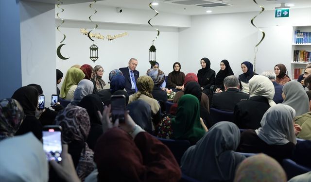 Cumhurbaşkanı Erdoğan, İstanbul'da kız öğrenci yurdunu ziyaret etti